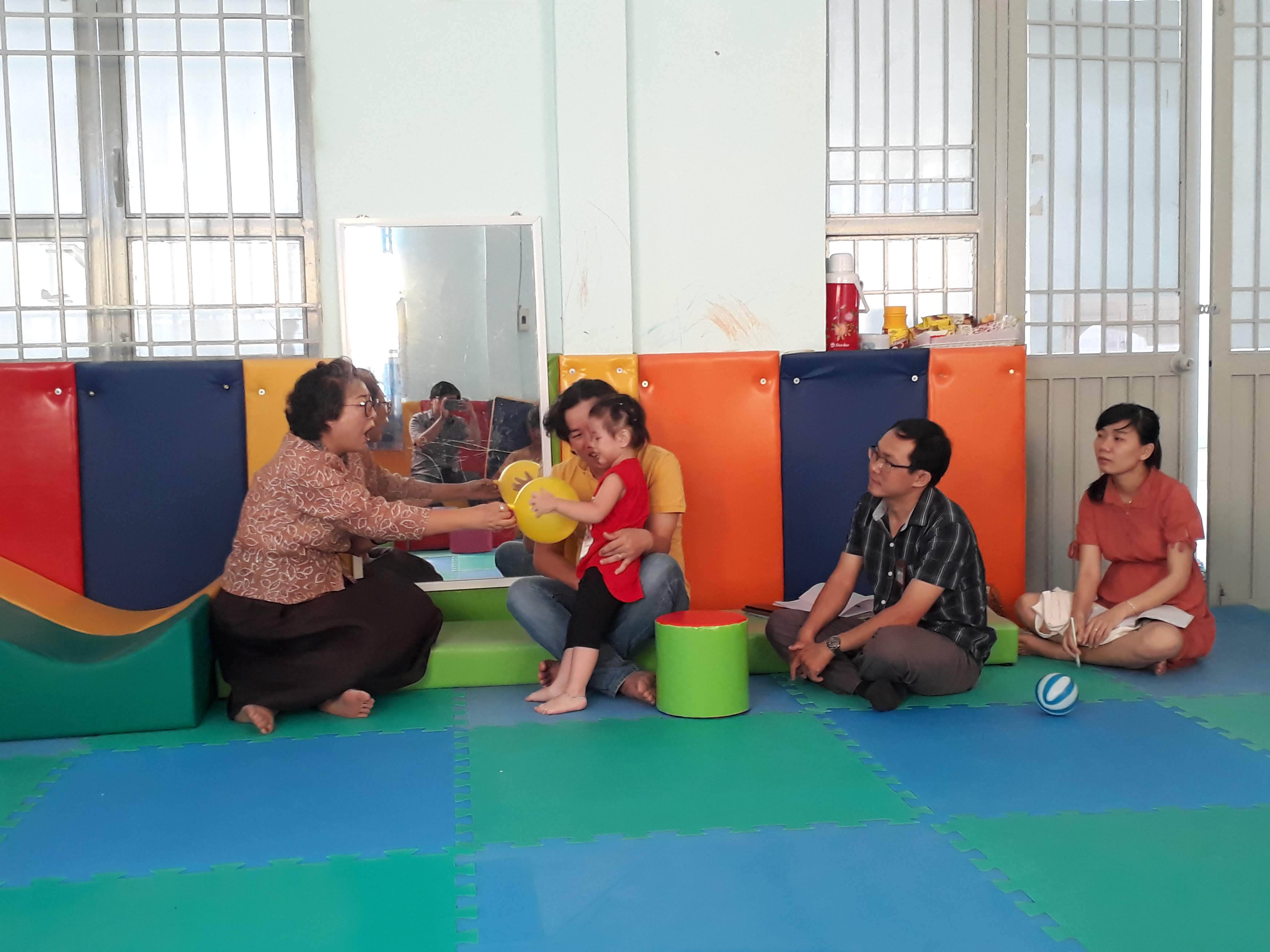 Tập huấn chuyên môn cho giáo viên về can thiệp sớm và giáo dục sớm cho trẻ khiếm thính.